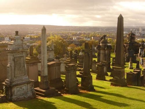 Descubre la fascinante historia y el arte de la Necrópolis de Glasgow en un viaje imperdible a través del tiempo.