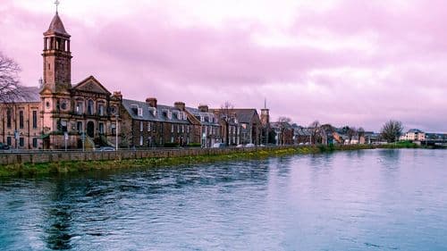 Descubre la encantadora capital de las Tierras Altas de Escocia con nuestra guía de viaje definitiva sobre Inverness.