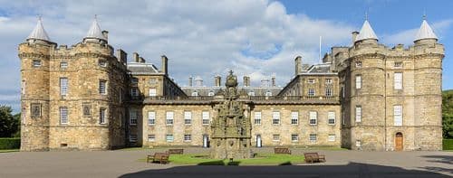 Descubre la rica historia y la arquitectura impresionante del Palacio de Holyrood en Edimburgo.