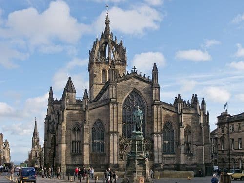 Descubre la fascinante historia y arquitectura de la catedral de St Giles, también conocida como High Kirk o Iglesia Mayor de Edimburgo, y aprende sobre los eventos y actividades que ofrece en su interior.